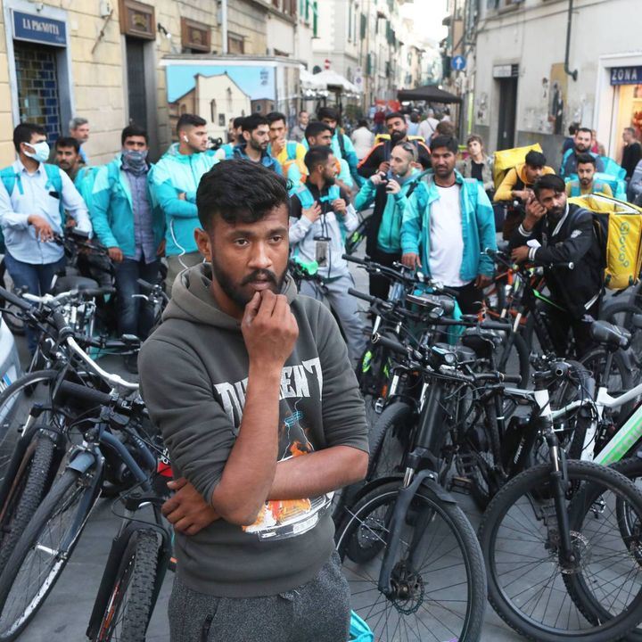 La protesta dei rider a Firenze (foto Marco Mori/New Press Photo)