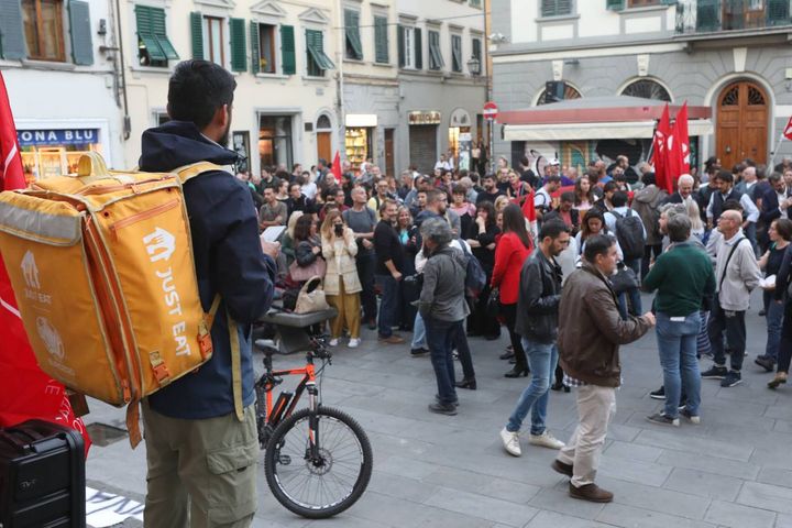 La protesta dei rider a Firenze (foto Marco Mori/New Press Photo)