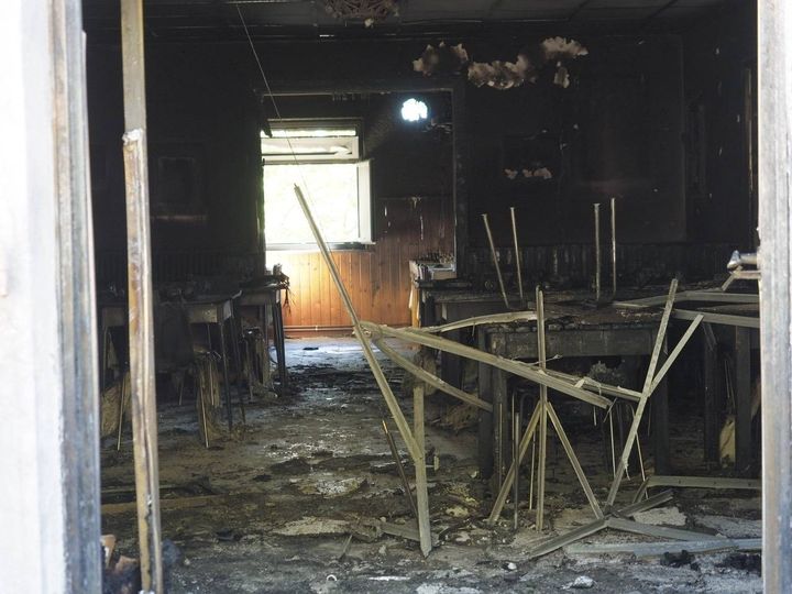 Il locale distrutto dall'incendio (foto Pasquali)