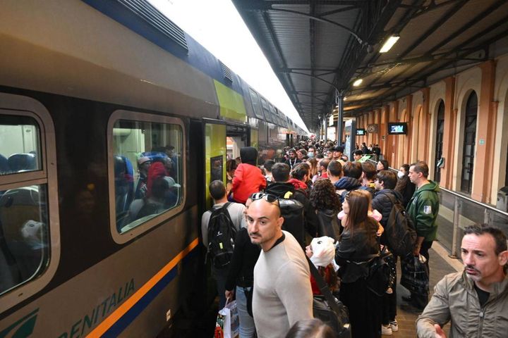 Caos alla stazione di Lucca (Foto Alcide)