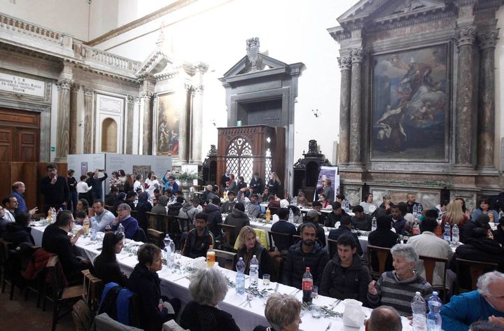 Il pranzo speciale in chiesa (Foto Lazzeroni)