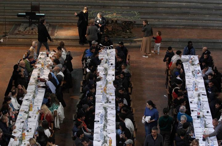 Il pranzo speciale in chiesa (Foto Lazzeroni)