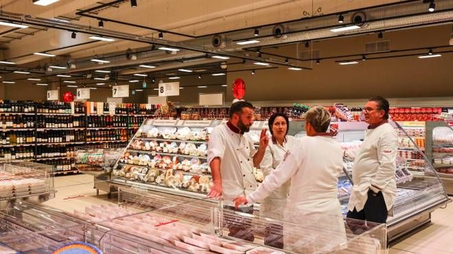 L'interno del nuovo supermercato (Gasperini / Fotocronache Germogli)