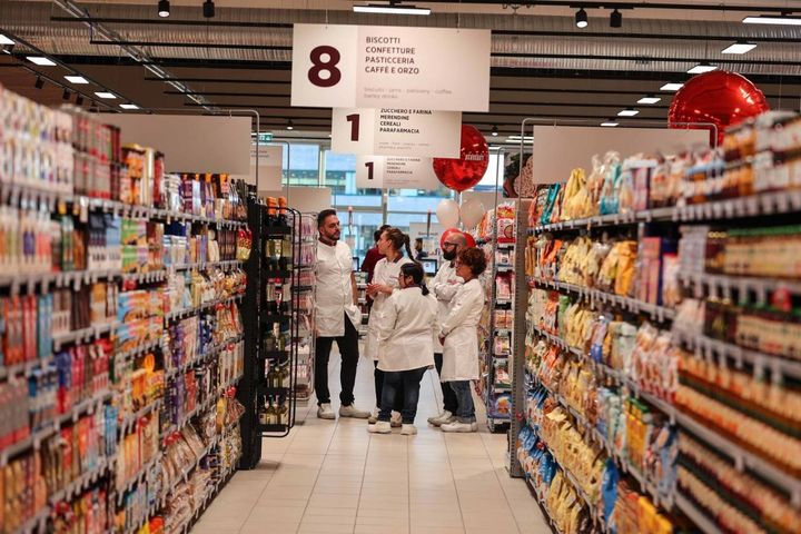 L'interno del nuovo supermercato (Gasperini / Fotocronache Germogli)