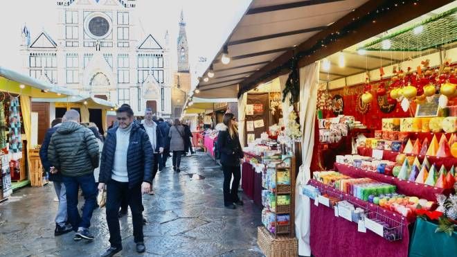 Firenze, mercatino di Natale in piazza Santa Croce (Gianluca Moggi/New Press Photo)