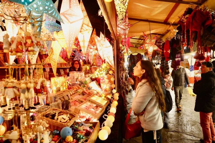 Firenze, mercatino di Natale in piazza Santa Croce (Gianluca Moggi/New Press Photo)