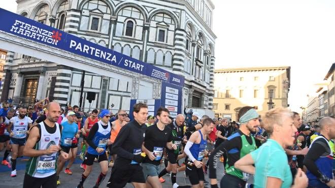 Piazza del Duomo, alla partenza della Firenze Marathon presenti  il sindaco Dario Nardella e l’assessore allo Sport Cosimo Guccione