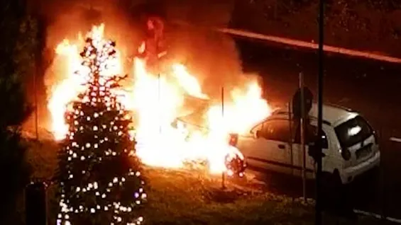 Pietrasanta, auto a fuoco nella notte. Ancora paura nel quartiere Africa