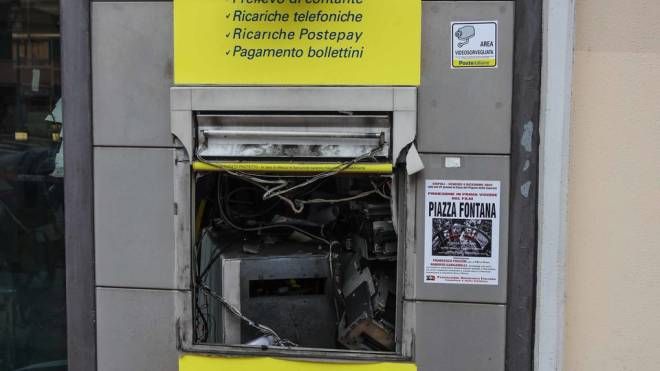 Montelupo Fiorentino, bancomat fatto esplodere. Rubati 50mila euro (Foto Germogli)