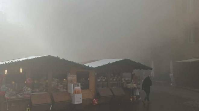 Incendio a Grosseto, negozio di cappelli a fuoco in centro