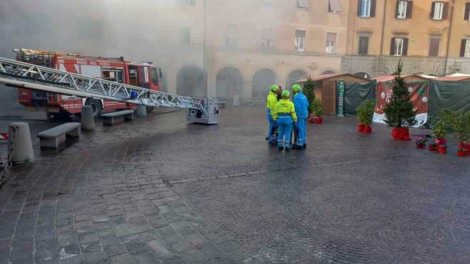 Incendio a Grosseto, negozio di cappelli a fuoco in centro