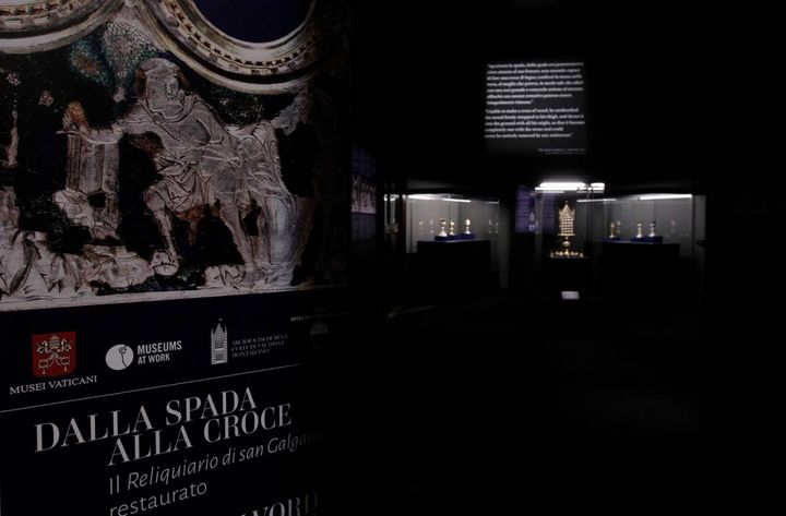 L’opera sacra del valore di circa 10 milioni di euro tornerà a Siena a marzo. Il delicato lavoro di restauro svelato nei Musei Vaticani (Foto Lazzeroni)