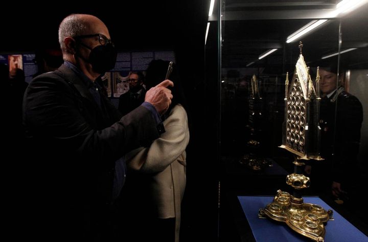 L’opera sacra del valore di circa 10 milioni di euro tornerà a Siena a marzo. Il delicato lavoro di restauro svelato nei Musei Vaticani (Foto Lazzeroni)
