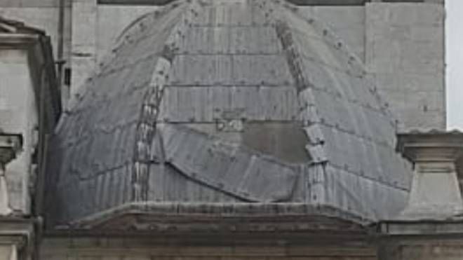 Duomo di Lucca, lastra pericolante rischia di cadere