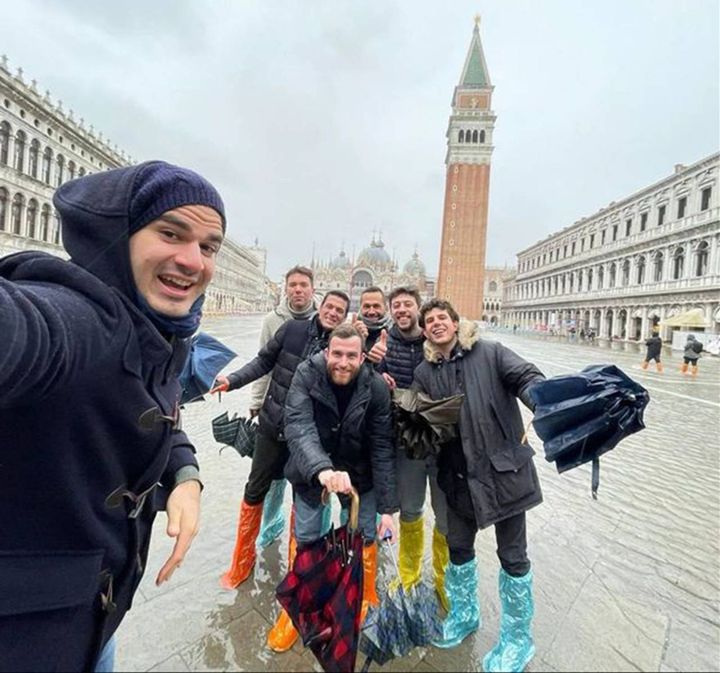 Tittia fa il fioretto per la vittoria del Palio: a Venezia con i guardia-fantino di Camporegio (Foto Lazzeroni)