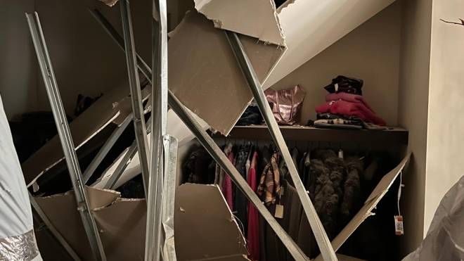 Firenze, il soffitto crollato in un negozio in via Gioberti (Foto Gabriele Manfrin)