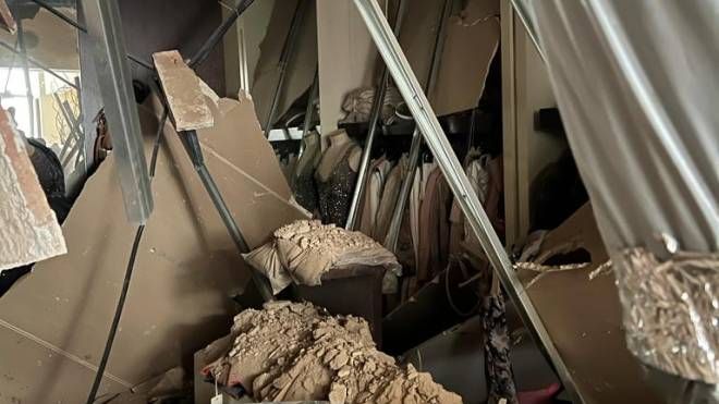 Firenze, il soffitto crollato in un negozio in via Gioberti (Foto Gabriele Manfrin)