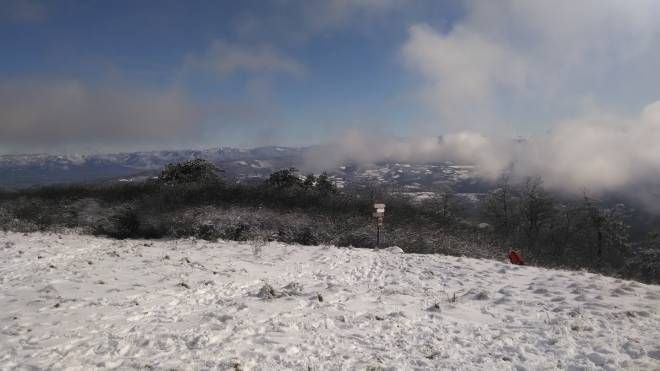 Monte Morello con neve e nebbia
