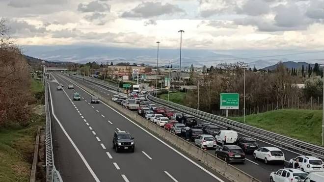 Autostrada A1 bloccata tra Arezzo e Monte San Savino per scontri tra tifosi di Roma e Napoli