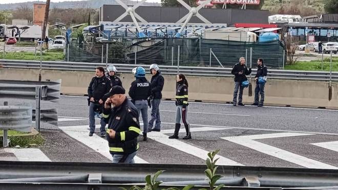 Autostrada A1 bloccata tra Arezzo e Monte San Savino per scontri tra tifosi di Roma e Napoli