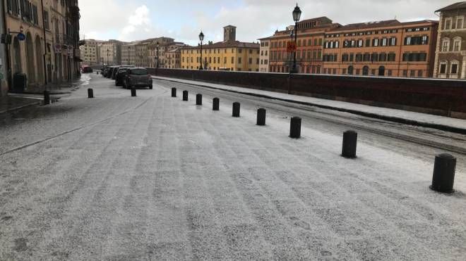 La neve tonda a Pisa (foto Carlo Venturini)