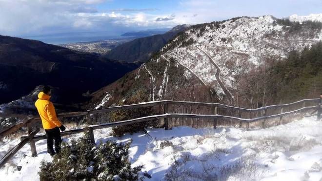 La neve imbianca le Alpi Apuane