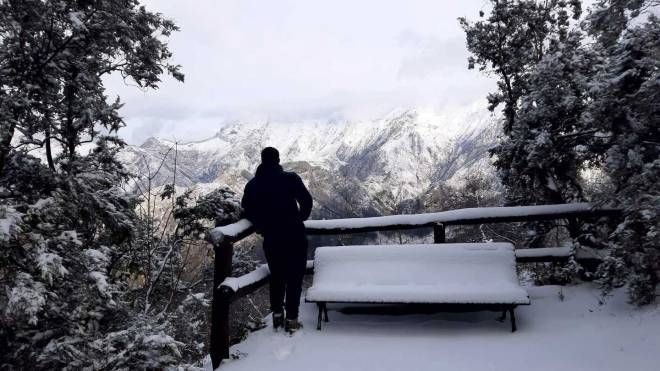La neve imbianca le Alpi Apuane