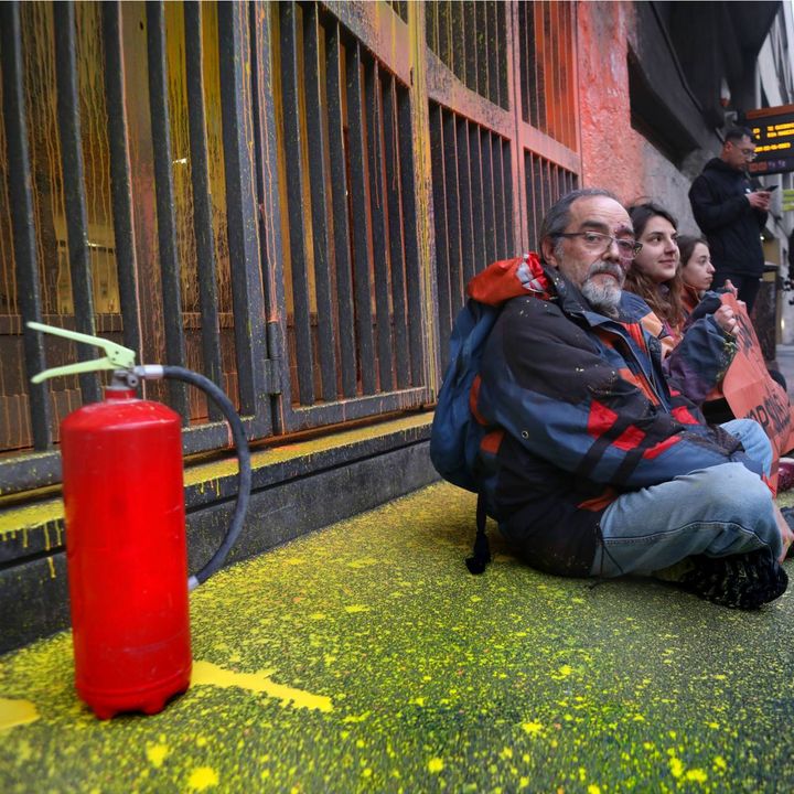 Il blitz degli attivisti a Firenze (foto Marco Mori/New Press Photo)