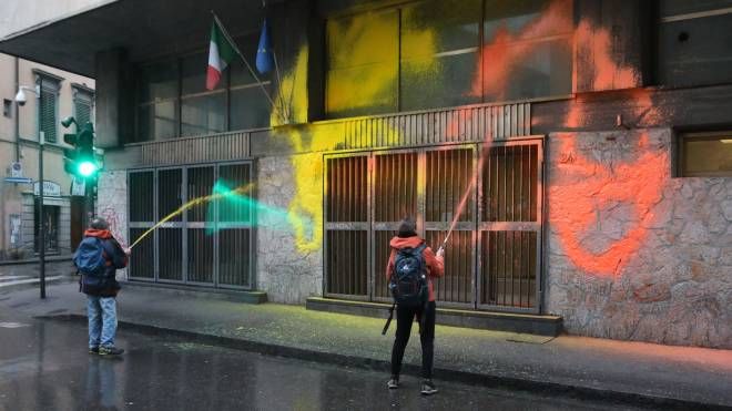 Il blitz degli attivisti a Firenze (foto Marco Mori/New Press Photo)