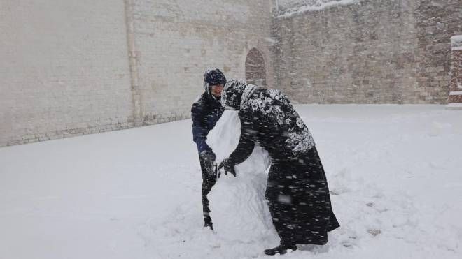 Assisi, i frati giocano con la neve (foto Crocchioni)