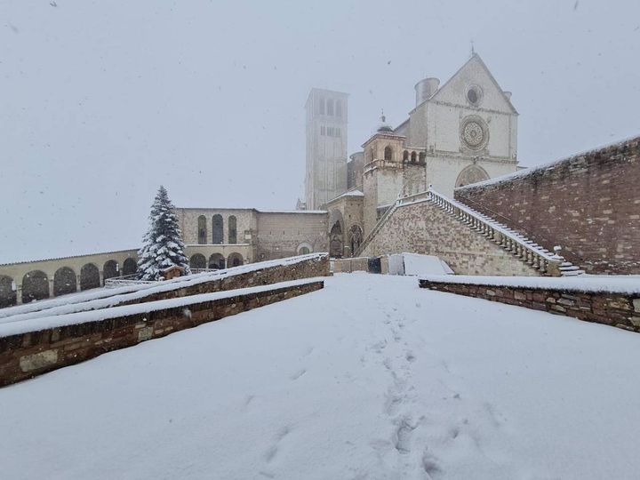 Assisi, i frati giocano con la neve (foto Crocchioni)