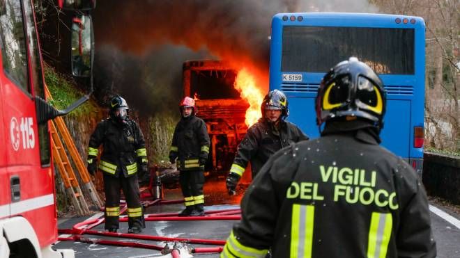 Bus in fiamme, l'intervento dei vigili del fuoco (Foto Borghesi)