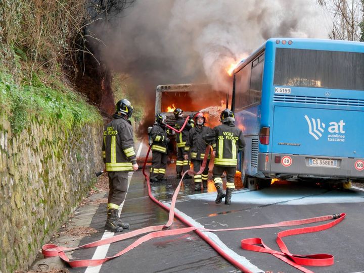Bus in fiamme, l'intervento dei vigili del fuoco (Foto Borghesi)