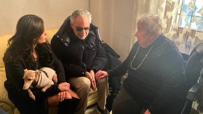 Rsa di Fauglia, Andrea Bocelli canta a sorpresa per nonna Anna (Foto Luca Bongianni / Germogli)