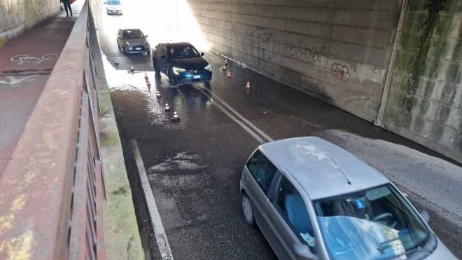 Sottopasso allagato, traffico in tilt al Gignoro (Foto Germogli)