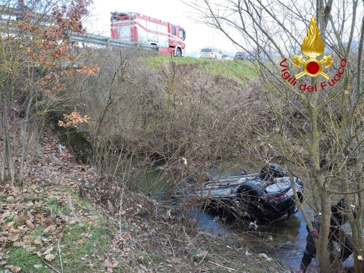 Incidente a Gubbio, auto si cappotta e finisce nel fiume 