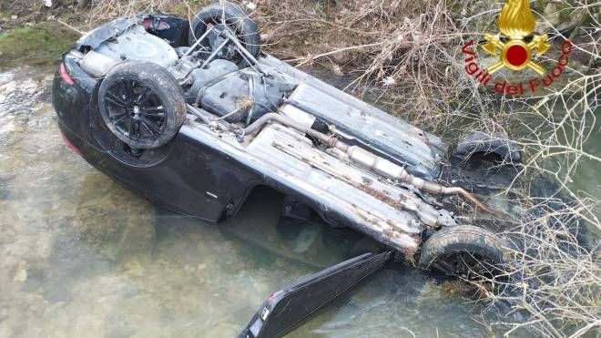Incidente a Gubbio, auto si cappotta e finisce nel fiume 