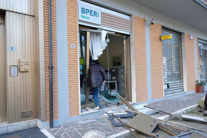 L'assalto al bancomat (foto Alessandro Falsetti)