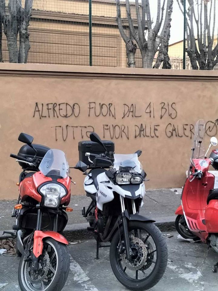 Firenze, scritte anarchiche in sostegno di Alfredo Cospito sui muri delle scuole (Foto Marco Mori / New Press Photo)