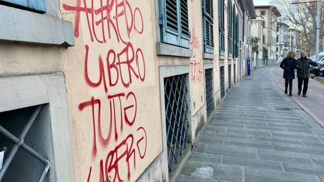 Firenze, scritte anarchiche in sostegno di Alfredo Cospito sui muri delle scuole (Foto Marco Mori / New Press Photo)