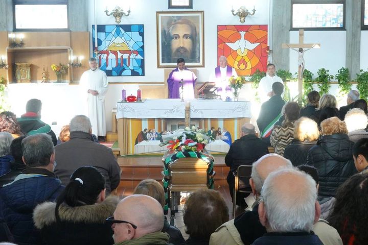 Funerali di Vannino, chiesa stracolma per l'ultimo saluto (Foto Acerboni/Castellani)