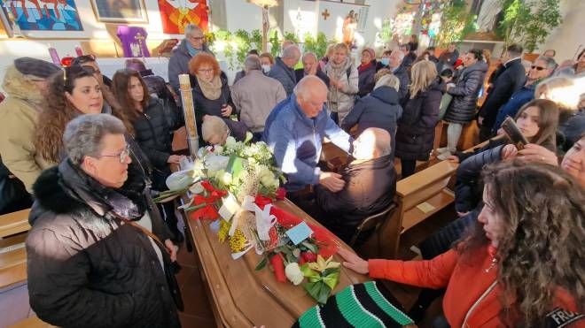 Funerali di Vannino, chiesa stracolma per l'ultimo saluto (Foto Acerboni/Castellani)