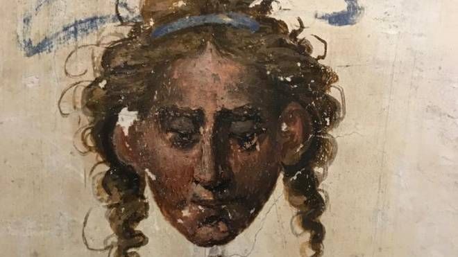 L'affresco di un volto tra i ritrovamenti delle pitture 
