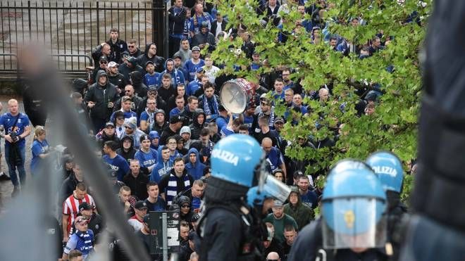 Firenze, i tifosi del Lech Poznan scortati allo stadio dalla polizia (Giuseppe Cabras/New Press Photo)