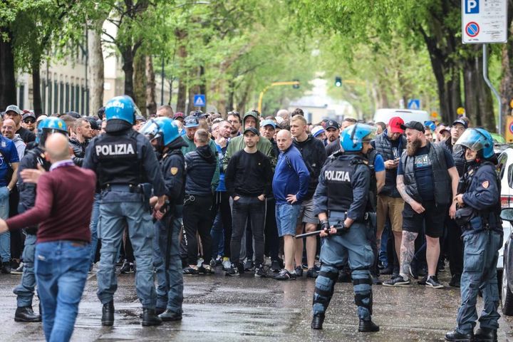 Firenze, i tifosi del Lech Poznan scortati allo stadio dalla polizia (Giuseppe Cabras/New Press Photo)