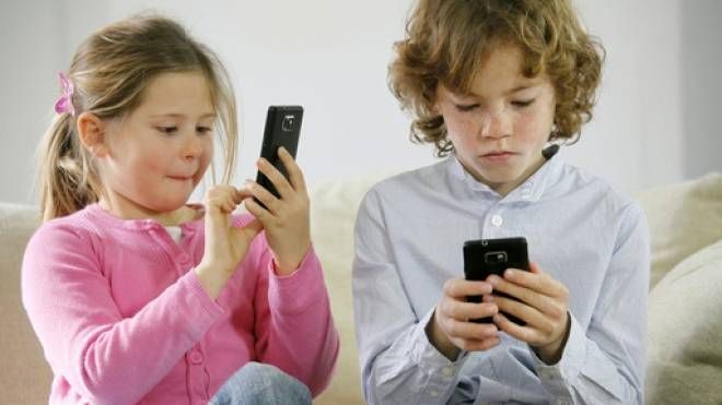 Bambini e smartphone (foro d'archivio Dire)