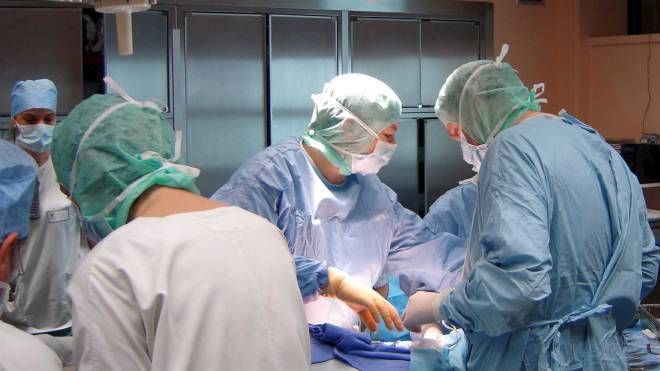 Chirurghi in sala operatoria (Ansa)