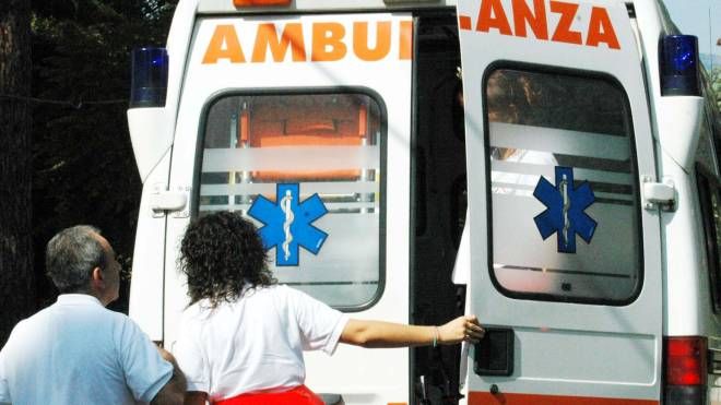 Soccorritori in ambulanza (Archivio)