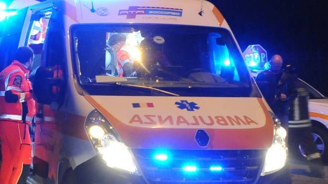 Ambulanza di notte (immagine di repertorio)