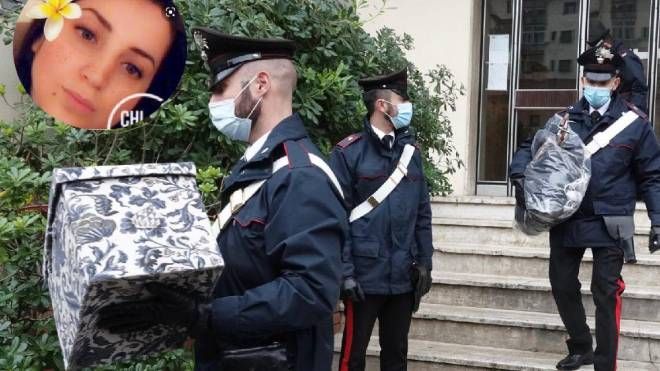 Elona Kalesha (nel tondo) e i carabinieri fuori dall'abitazione in cui è stata arrestata
